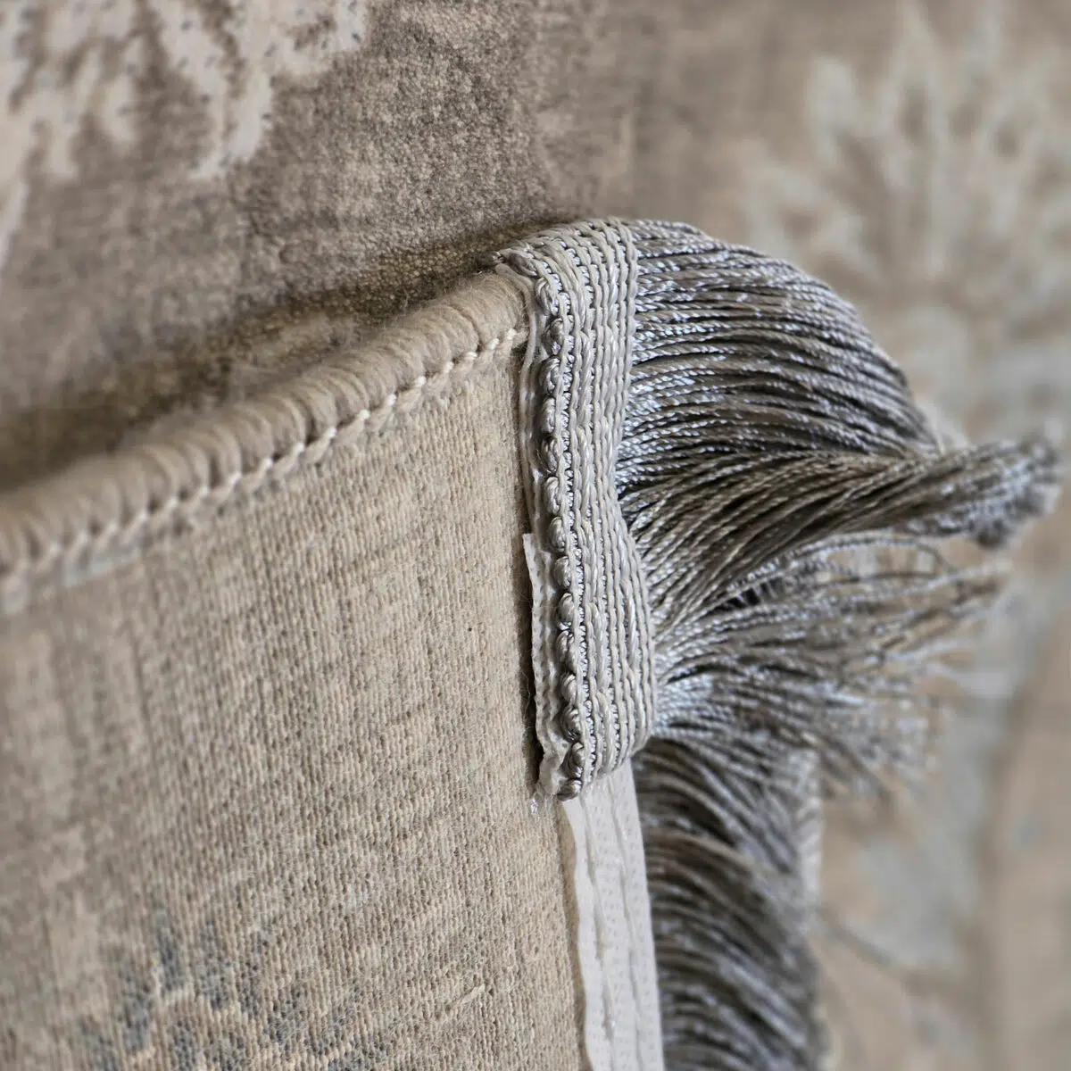 Close-up of Damascus Heritage Rug’s fringe and microfilament backing, showcasing its hand-knotted detailing, reinforced edges, and premium 1200 reeds weaving for luxury interiors and wholesale buyers.