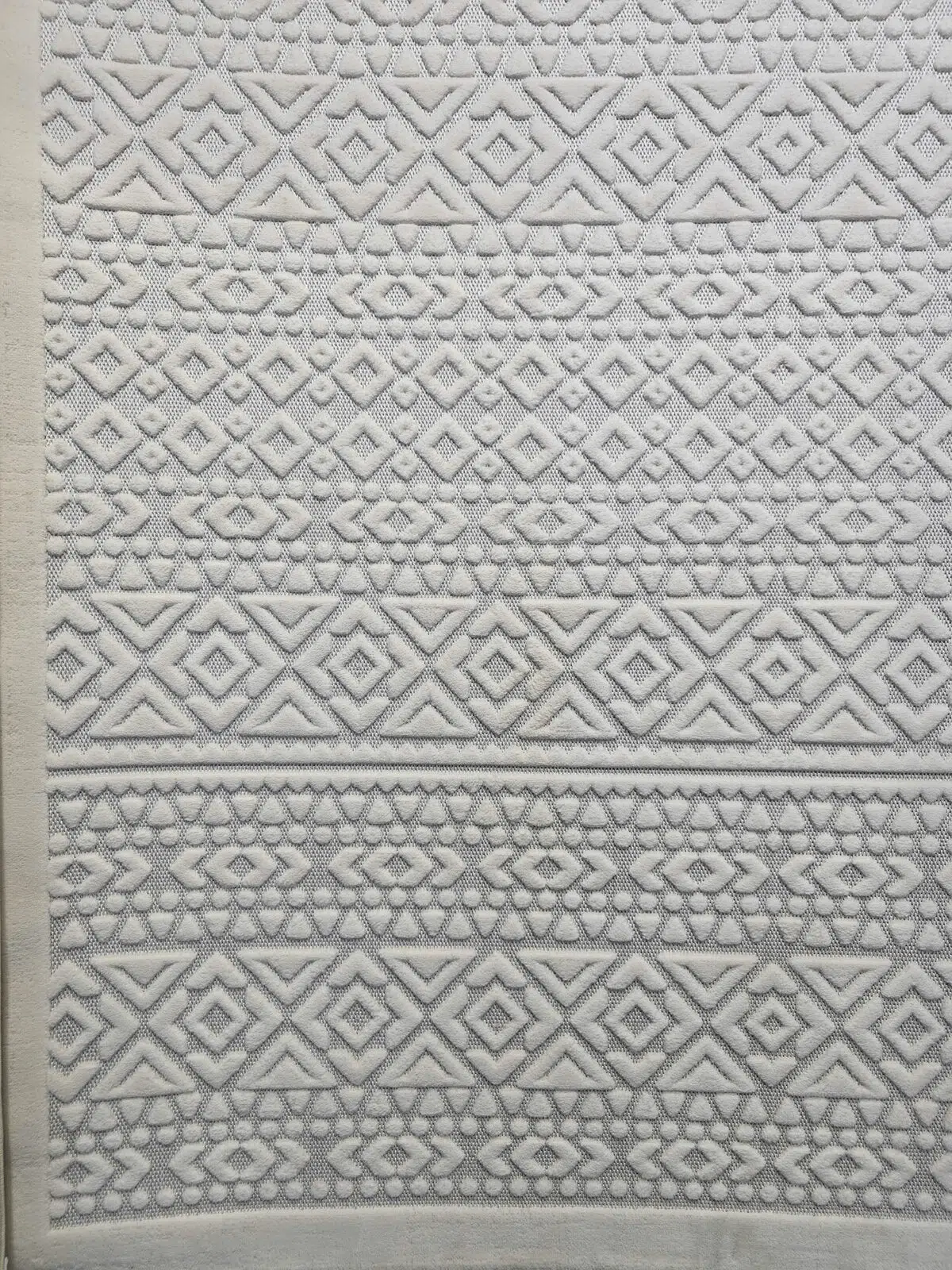 Nova rug close-up from right side showing repeating triangle and diamond pattern