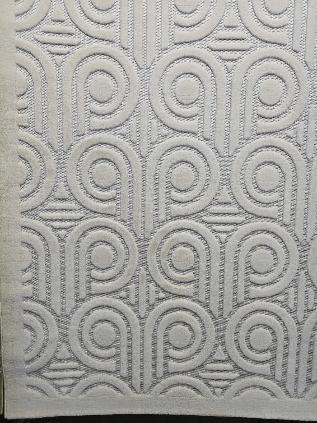 Angled shot of Nebula rug’s full pattern showing repeating retro curves