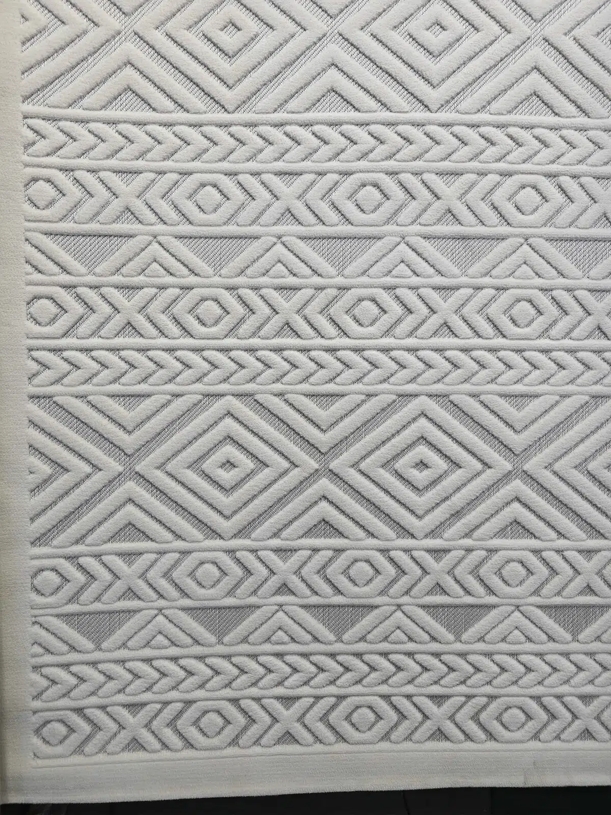 Lower part of the Luna rug with detailed modern geometric texture