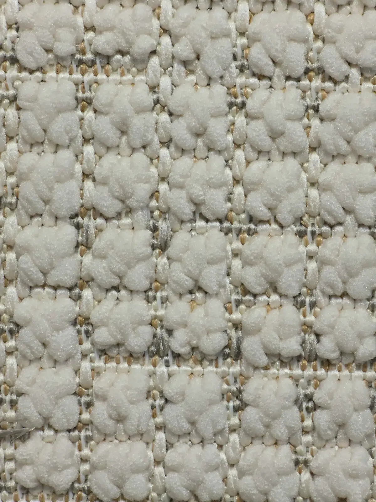 Detailed yarn structure of the Juno carpet in ivory and beige tones