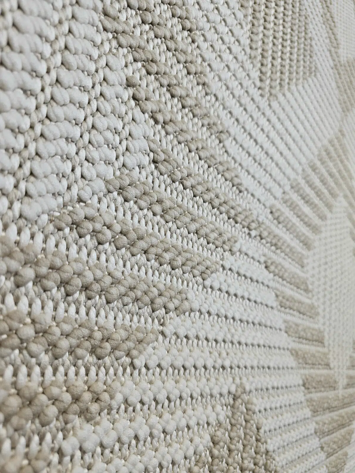 Zoom-in on diamond design and yarn of Comet rug